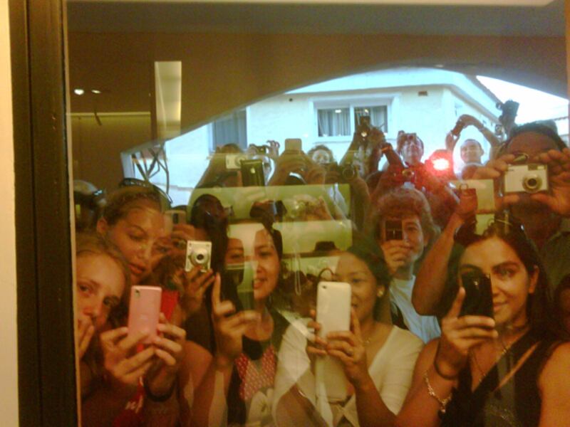 galleries/2010/07/21/best-celebrity-twit-pics/twitpi725---paris-hilton_h1kywh