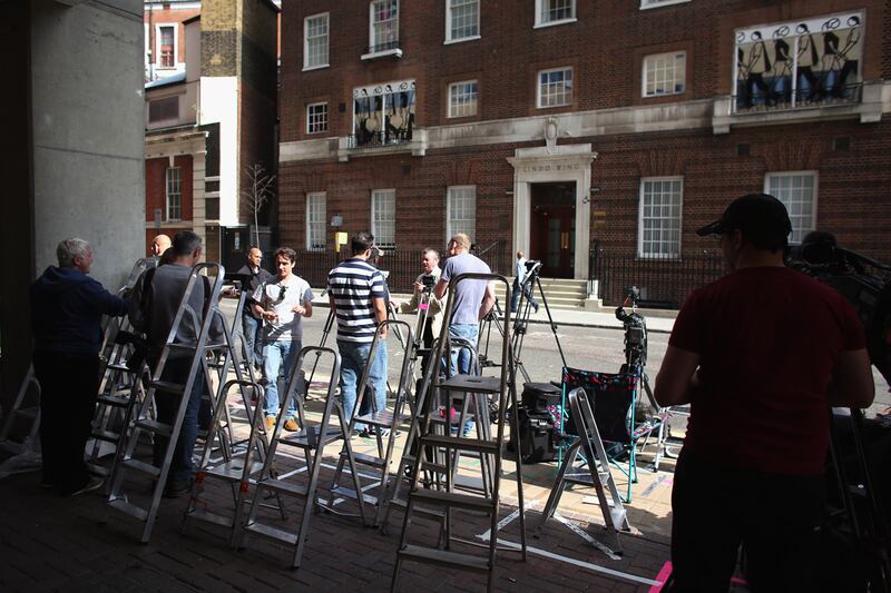articles/2013/07/01/photographers-begin-setting-up-outside-hospital-for-kate-middleton-baby-birth/kate-media_zkfqgp
