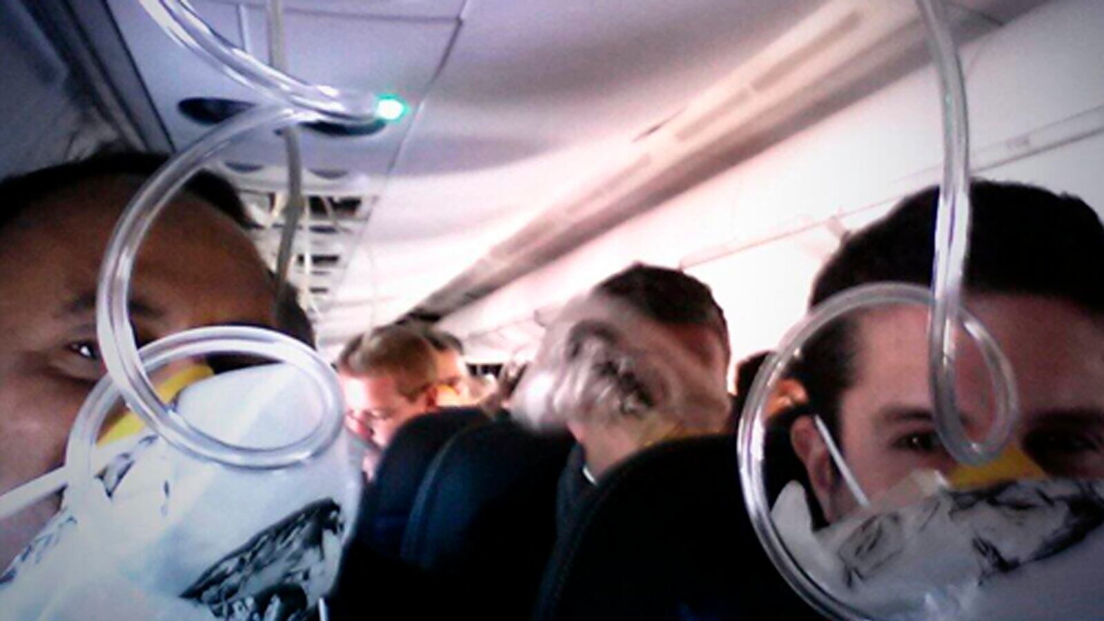 cheats/2014/02/01/man-livetweets-emergency-landing/140102-tweet-flight-landing-cheat_j9fqyt