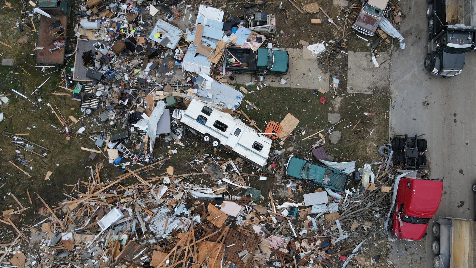 2023-04-01T231043Z_1129507828_RC2T50A7EQK1_RTRMADP_3_USA-WEATHER-INDIANA_ir8i1c