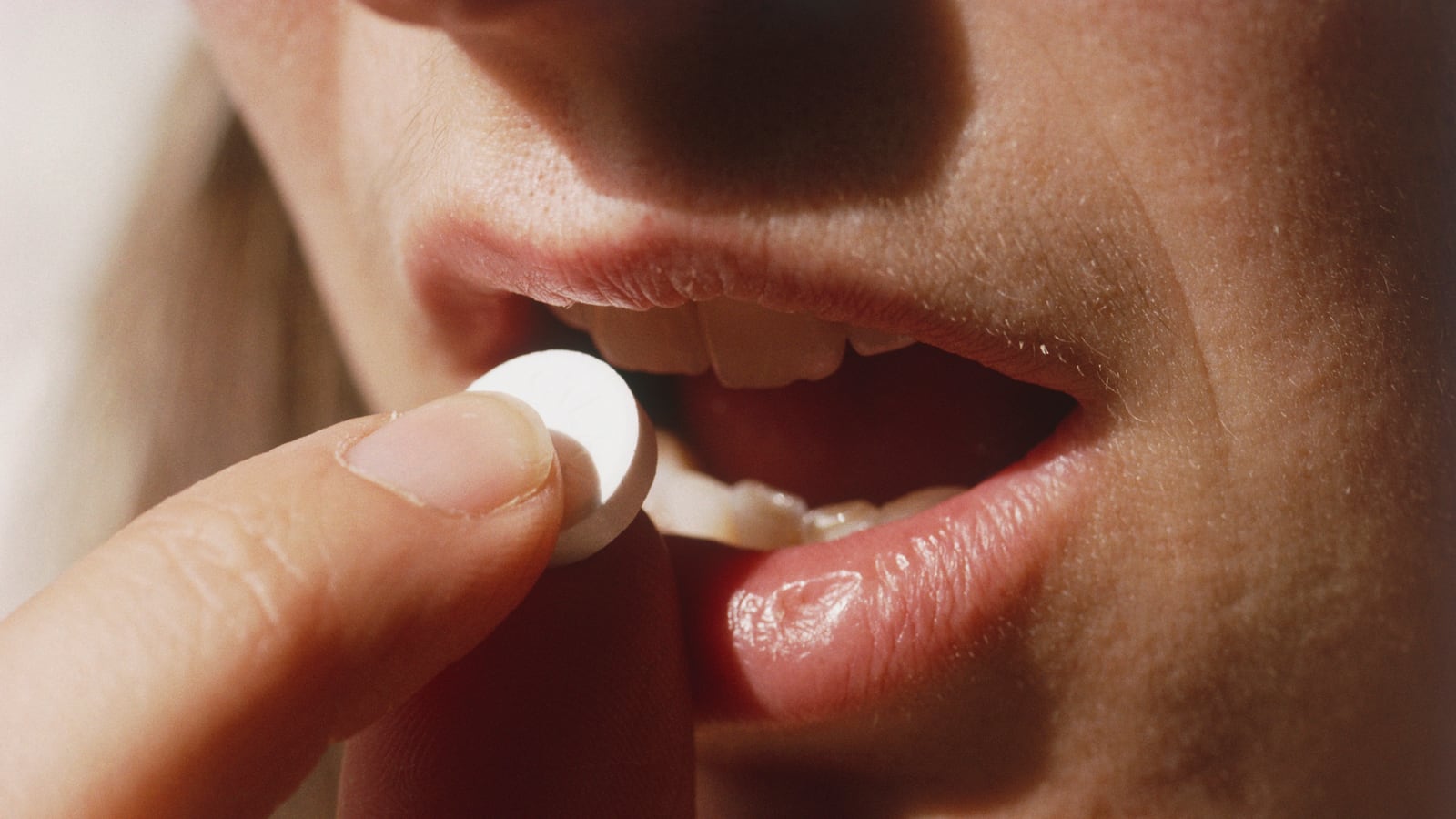 articles/2014/04/23/zohydro-a-new-pill-10-times-stronger-than-vicodin-raises-questions-about-pain-and-addiction/140423-pain-killer-tease_t6bmdp