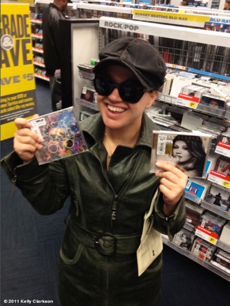 galleries/2011/10/26/celebrities-do-halloween-kelly-clarkson-j-lo-more-twitter-pictures/twitpics-kelly-clarkson_scgi2c