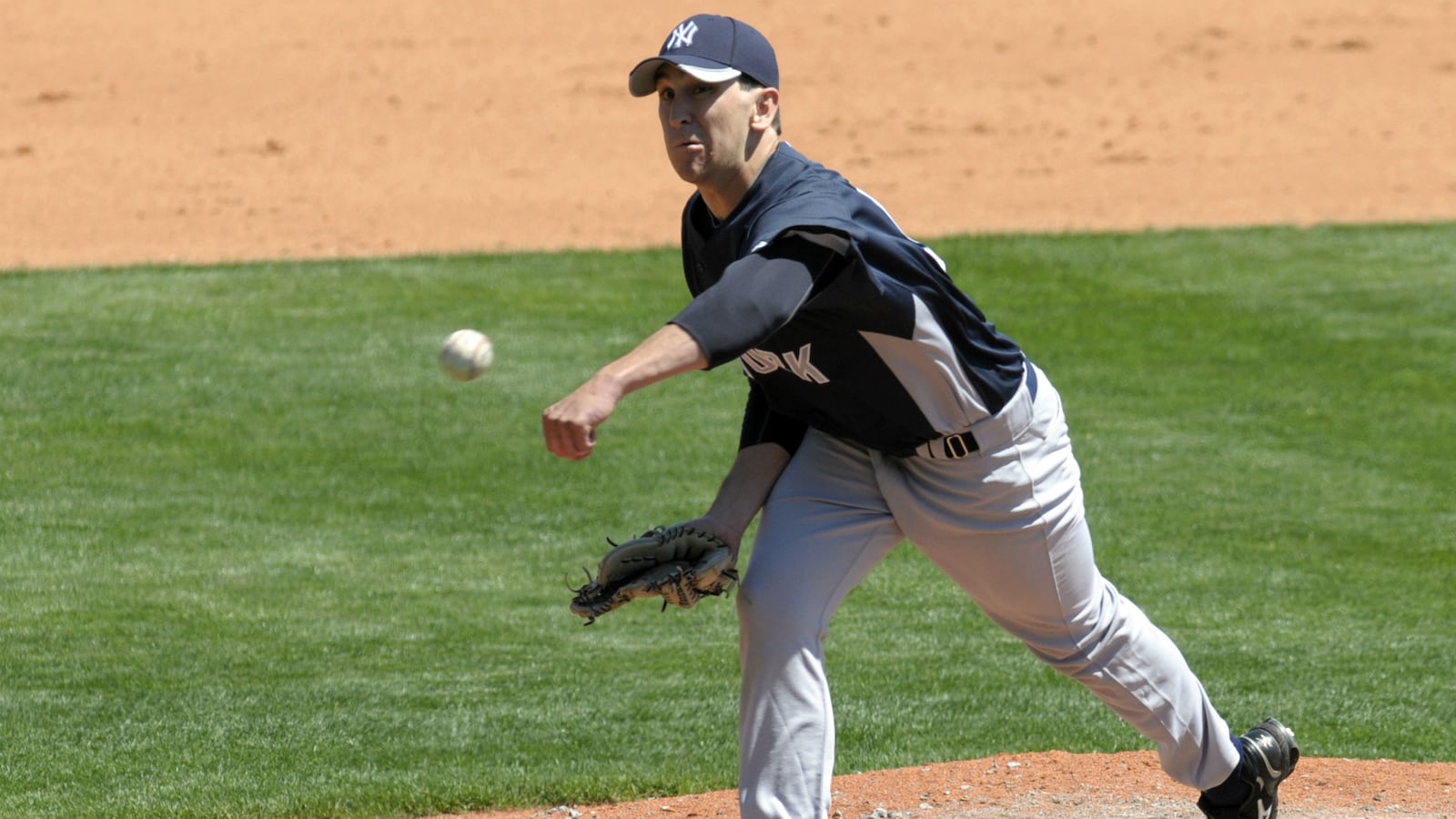 cheats/2015/06/05/oakland-hires-ambidextrous-pitcher/150605-venditte-cheat_rcwpkx