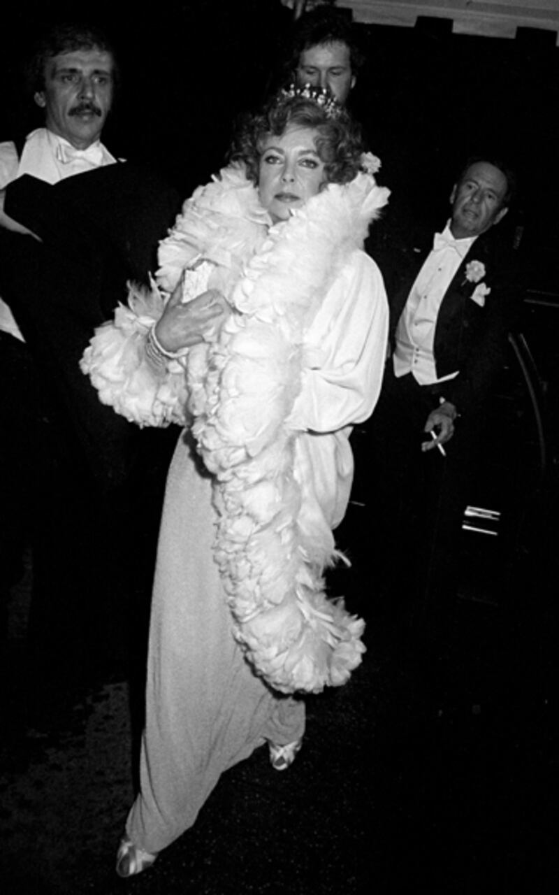 galleries/2012/04/24/michael-jackson-andy-warhol-and-more-ron-galella-s-greatest-hits-photos/ron-galella-liz-taylor_tnvgue