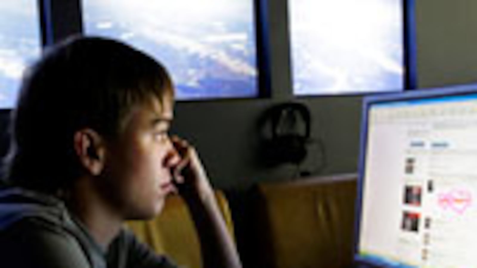 articles/2010/04/11/facebooks-secret-porn-stash/marcotte-facebook_91628_wbzbns