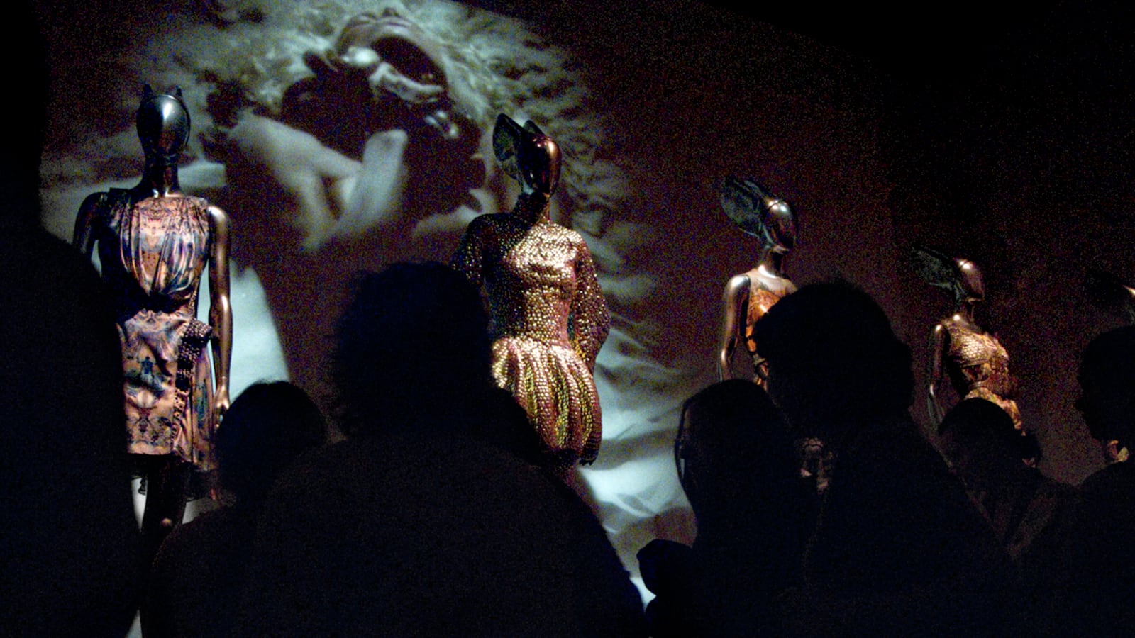 articles/2011/08/03/alexander-mcqueen-at-metropolitan-museum-are-the-crowds-worth-it/crownds-mcqueen-met_hlhthl