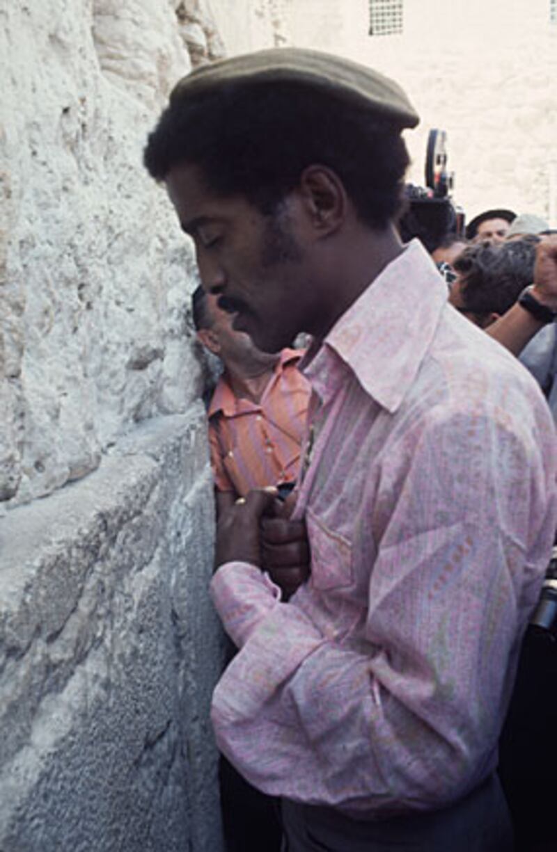 galleries/2009/07/20/america-s-newest-jews/celeb-converts---sammy-davis-jr_asnijg