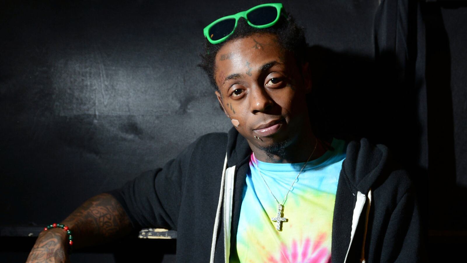 cheats/2013/06/18/lil-wayne-dances-on-the-american-flag/130618-lil-wayne-cheat_reawlu