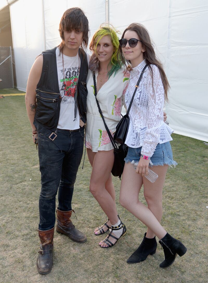 galleries/2014/04/14/jourdan-dunn-rita-ora-and-more-celebrities-at-coachella-2014-photos/2014-coachella-fashion-kesha_uqosys