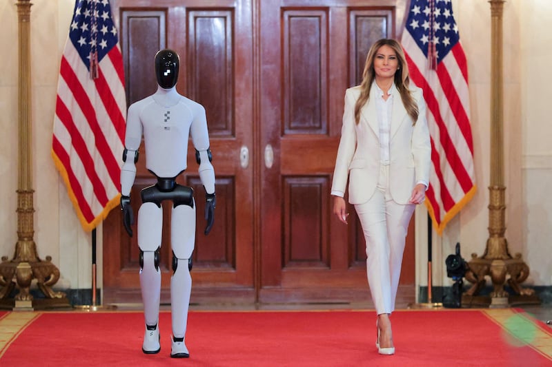 Melania and robot