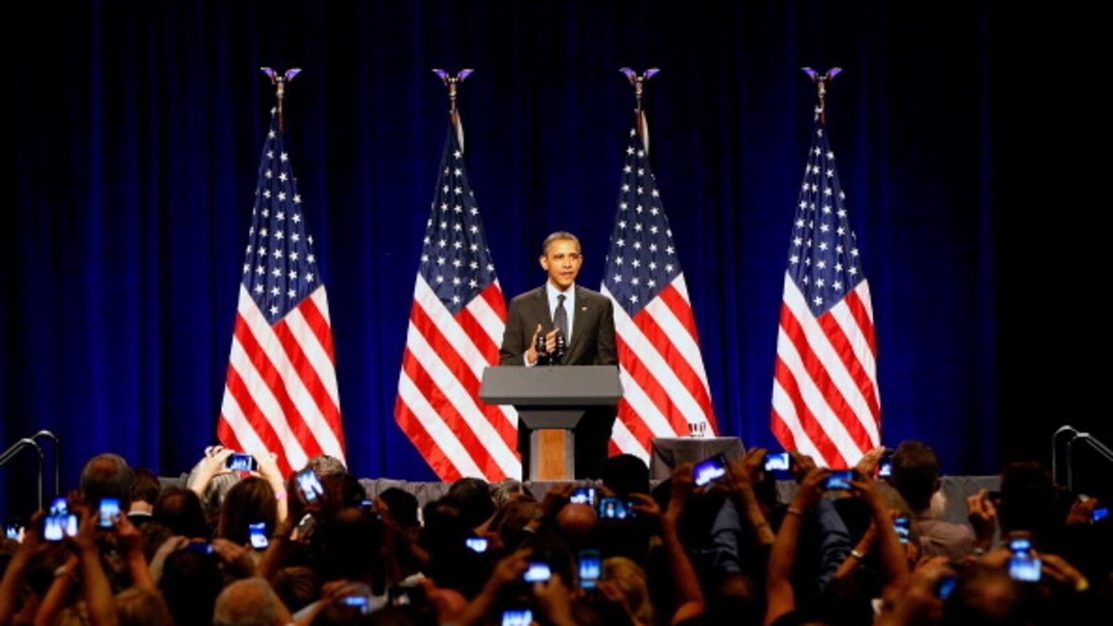 articles/2012/08/01/how-the-recession-may-save-obama/obama-campaigning_aa15ch