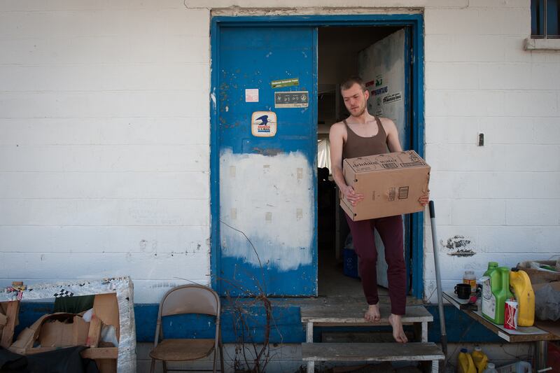 galleries/2014/03/02/the-west-virginia-river-no-one-can-drink-from-photos/140228-weastva-water4_gu1egw