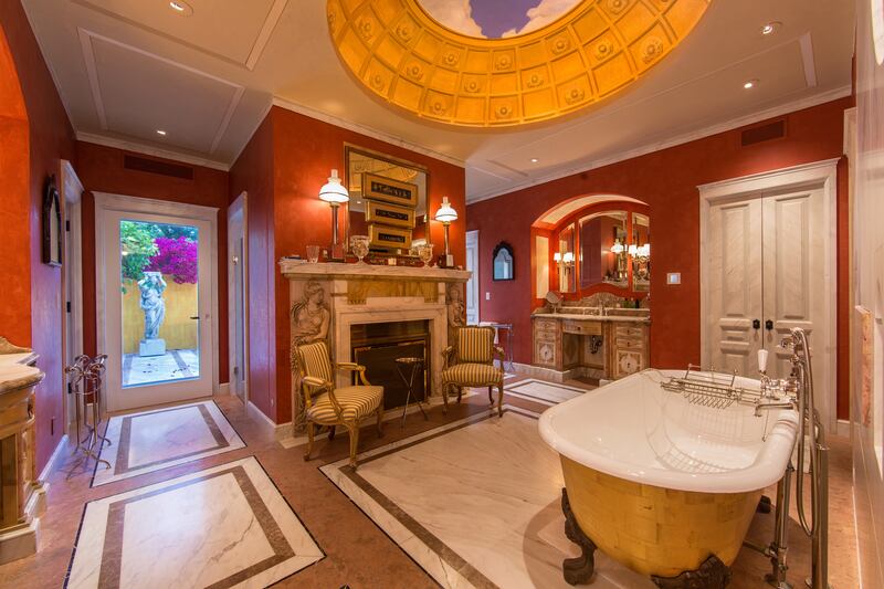 galleries/2014/08/30/omg-i-want-this-house-beverly-hills-photos/140829-omg-house-hacienda-dela-paz-5_tm1ldd