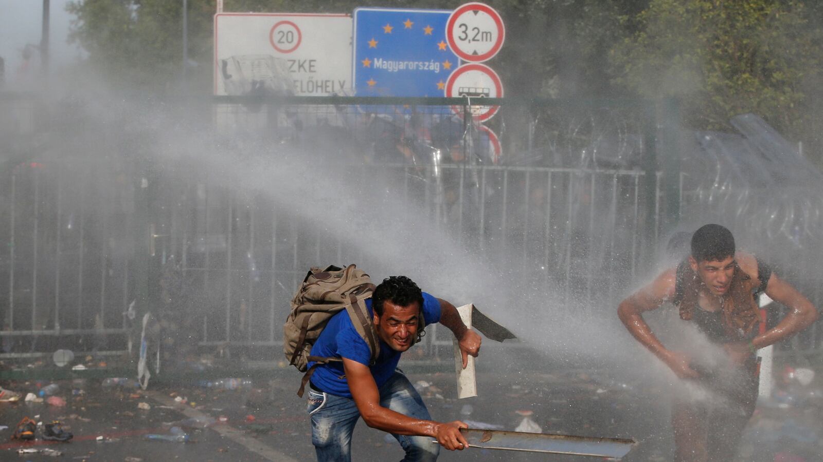 cheats/2015/09/16/hungarian-riot-police-spray-refugees/150916-refugees-cheat_lirlu2