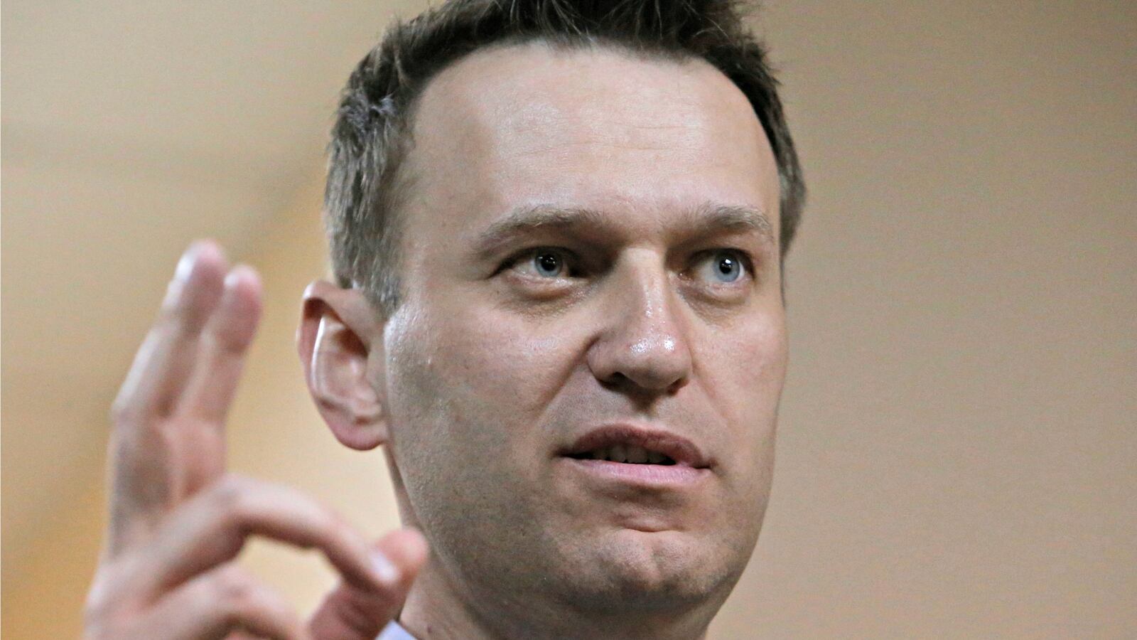 170612-navalny-kremlin-cheat_tlywee