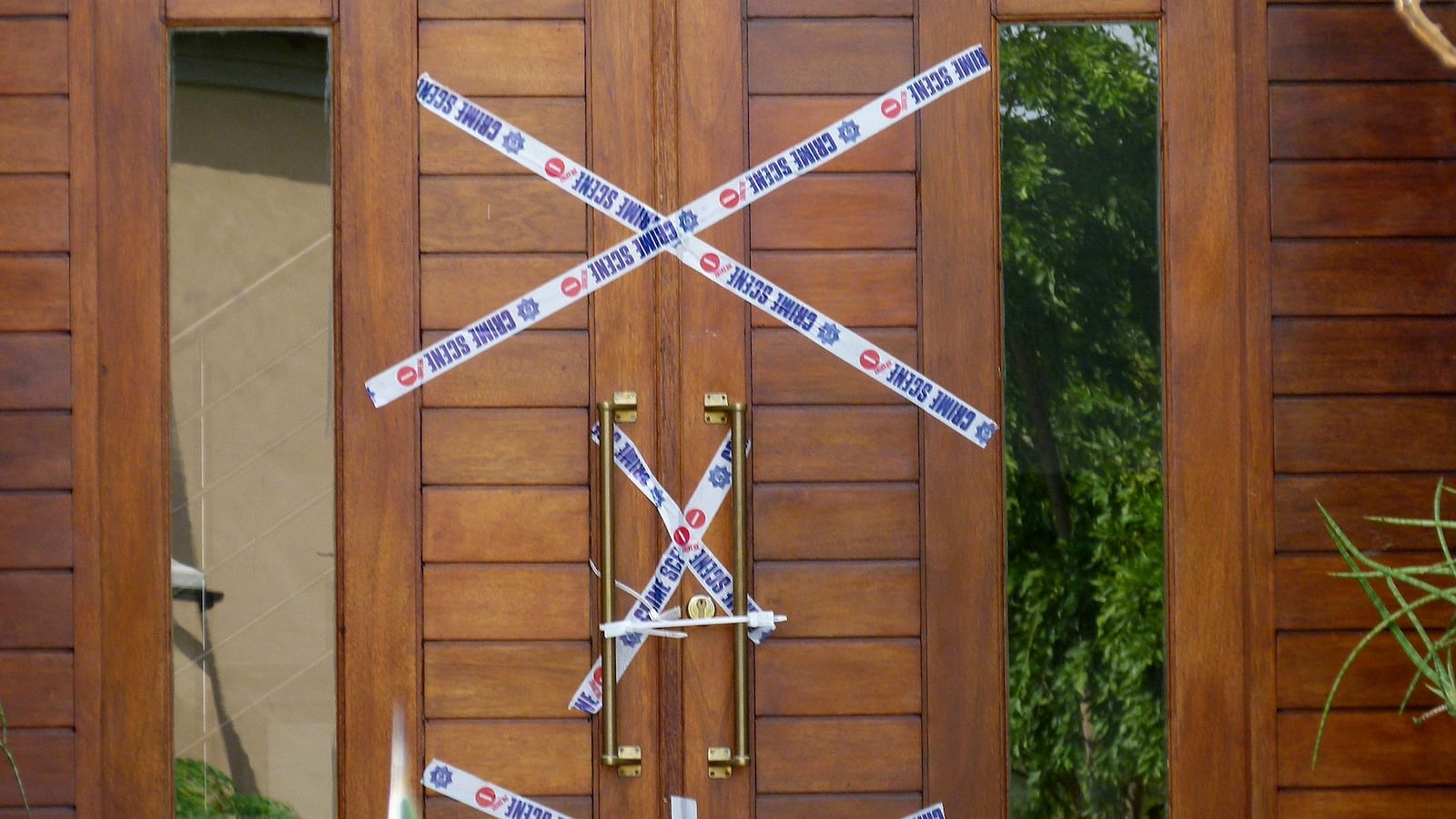 articles/2014/03/14/did-police-tamper-with-pistorius-crime-scene/140314-berold-pistorius-tease_ahmo9c