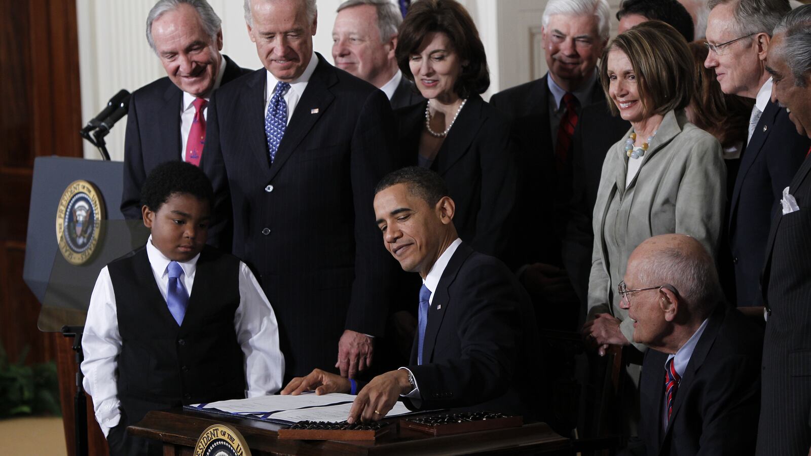 articles/2013/08/21/technology-firms-staff-up-to-build-health-insurance-exchanges/130821-green-obamacare-tease_ipvfxq