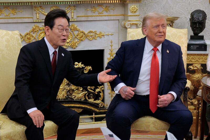 The discoloration was also noticeable during his meeting with South Korean President Lee Jae-myung at the White House.