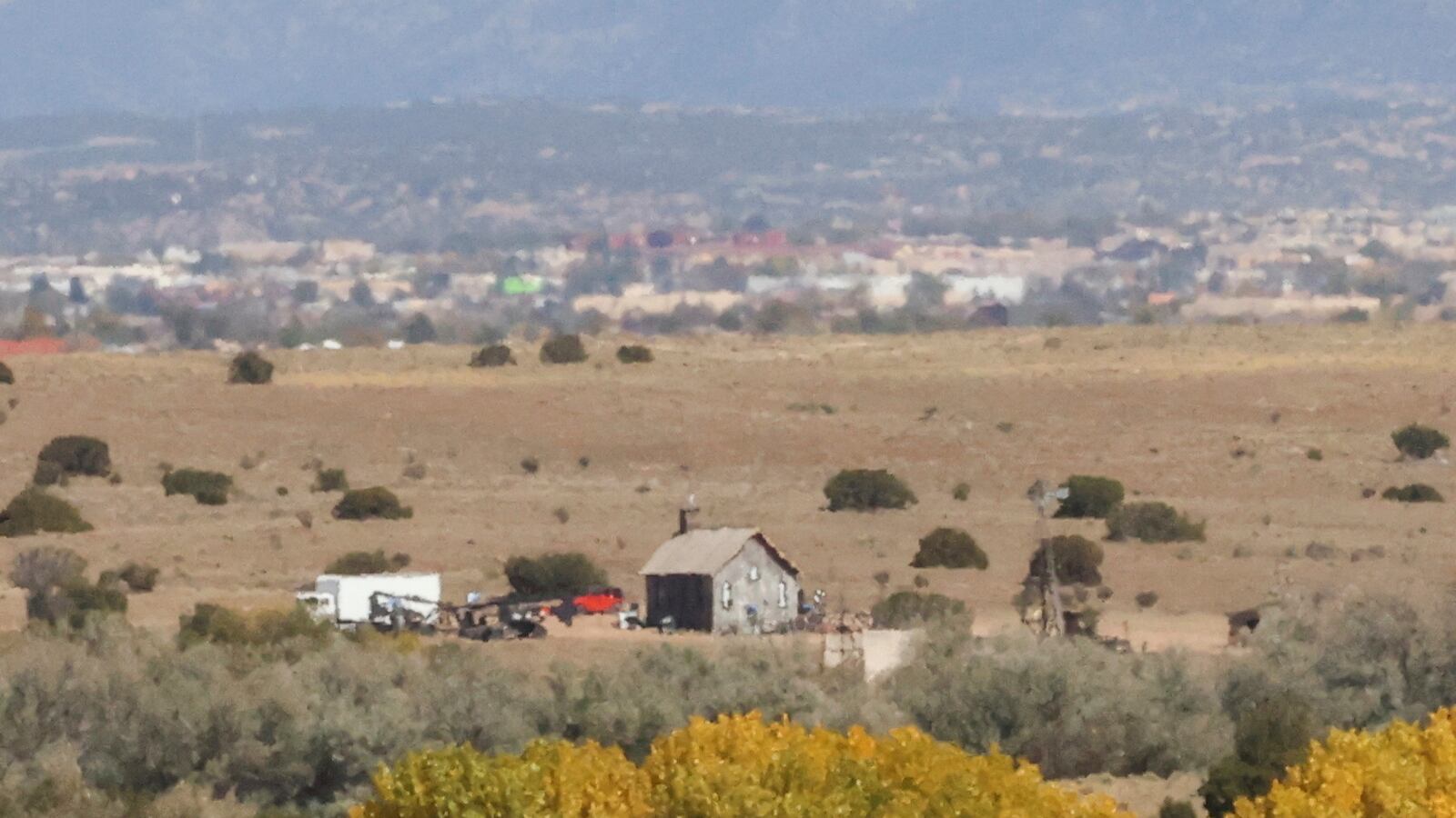 2021-10-27T133425Z_1281046956_RC2DIQ96SV05_RTRMADP_3_FILM-RUST-SHOOTING_o5oiqu