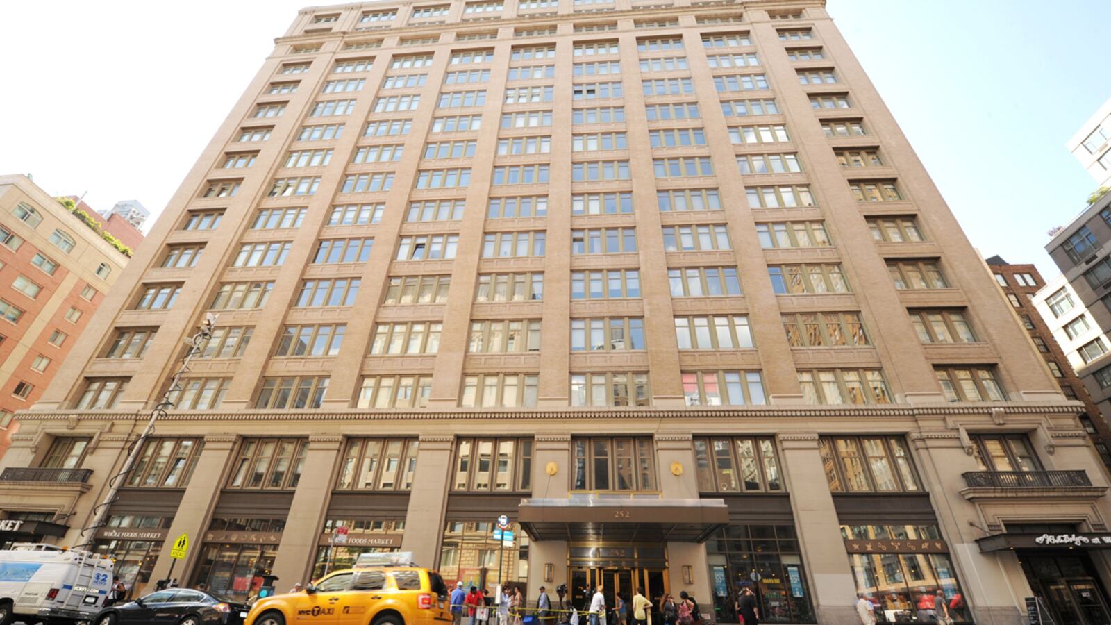 articles/2012/07/05/inside-katie-holmes-s-new-life/katie-holmes-hideout-froelich_dn2wuc