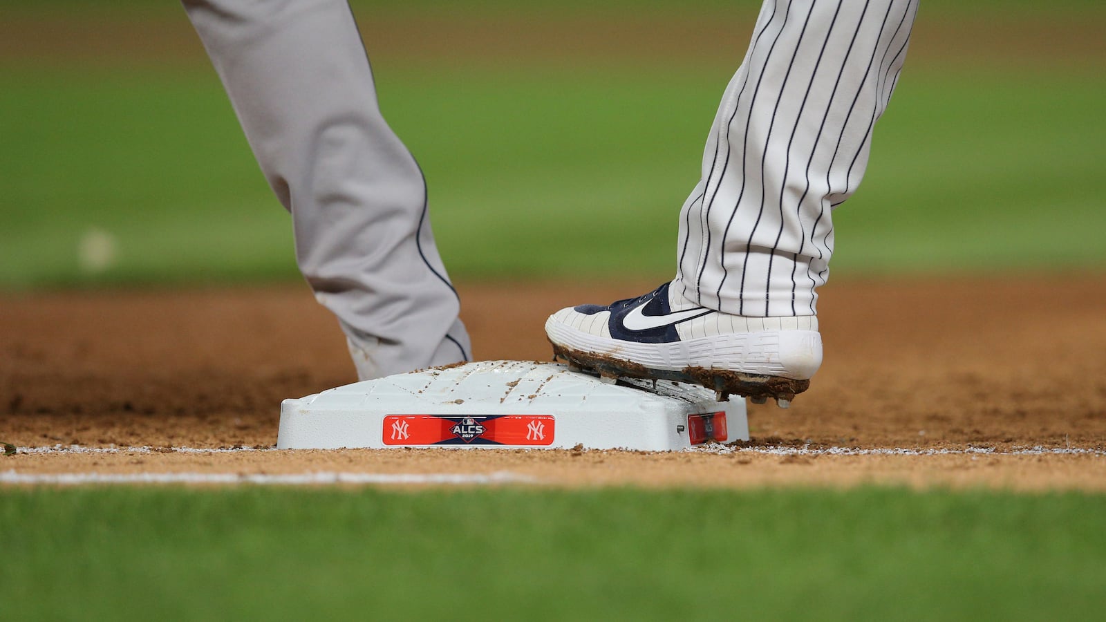2019-10-18T010011Z_1559813177_NOCID_RTRMADP_3_MLB-ALCS-HOUSTON-ASTROS-AT-NEW-YORK-YANKEES_het1jr