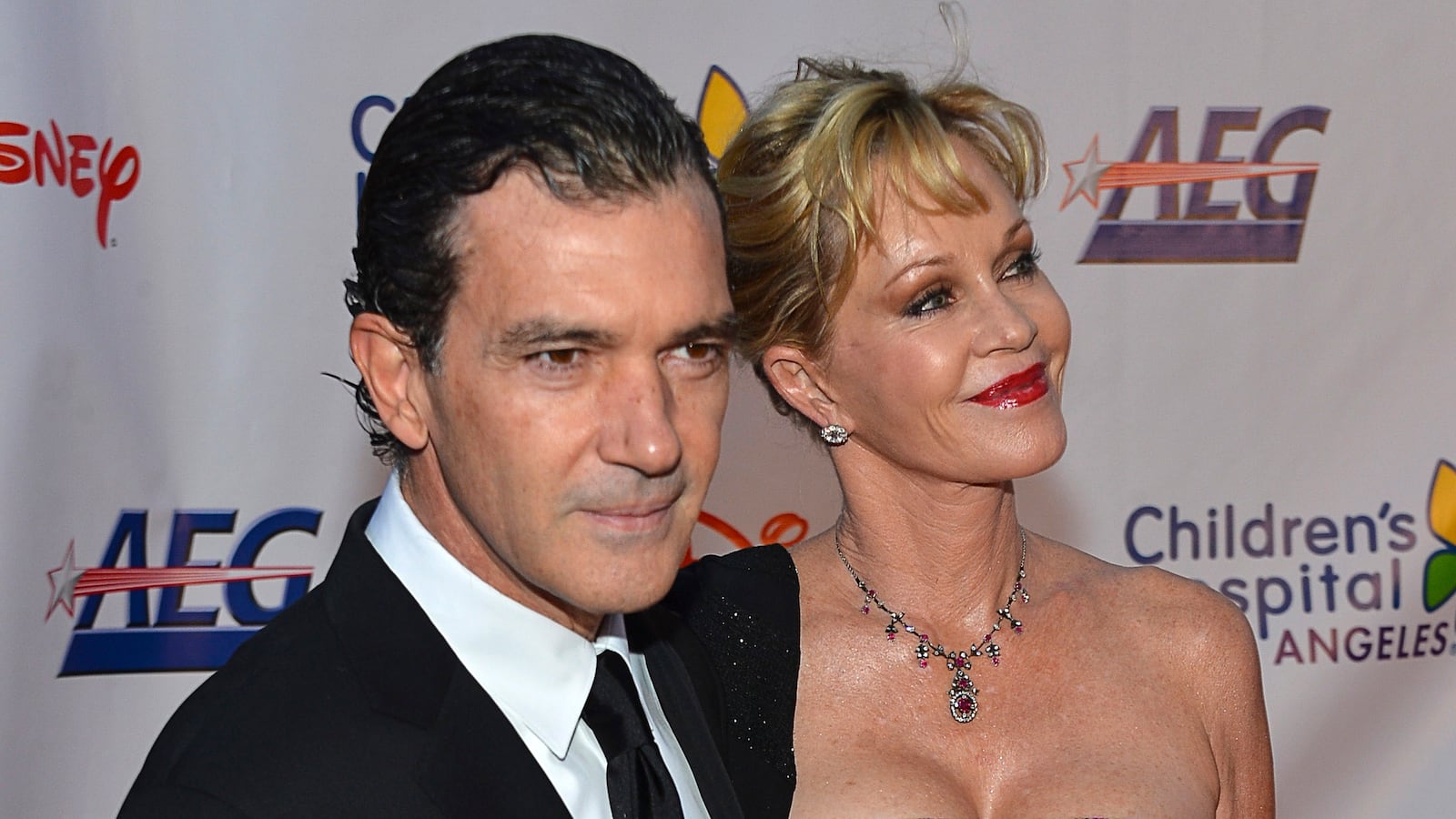 cheats/2014/06/06/banderas-and-griffith-call-it-quits/140606-divorce-banderas-cheat_wyiuu1