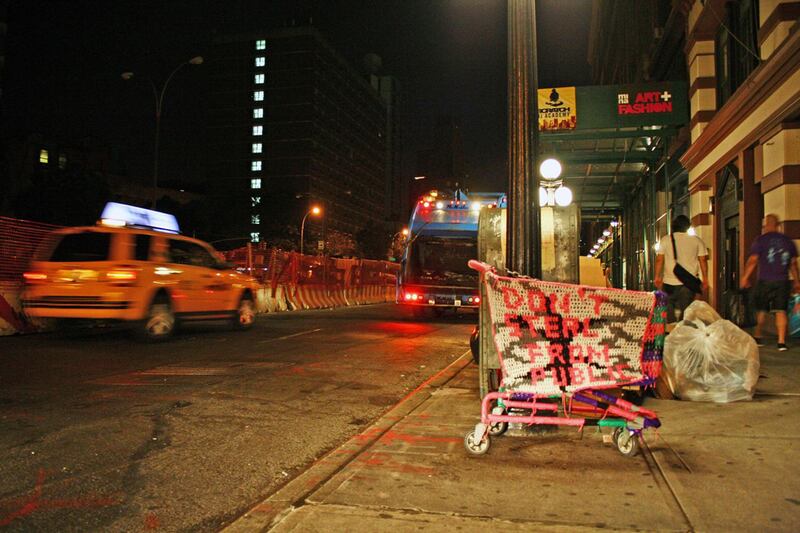 galleries/2011/08/12/olek-crochets-new-art/olek-shopping-cart-3_q3pk1f