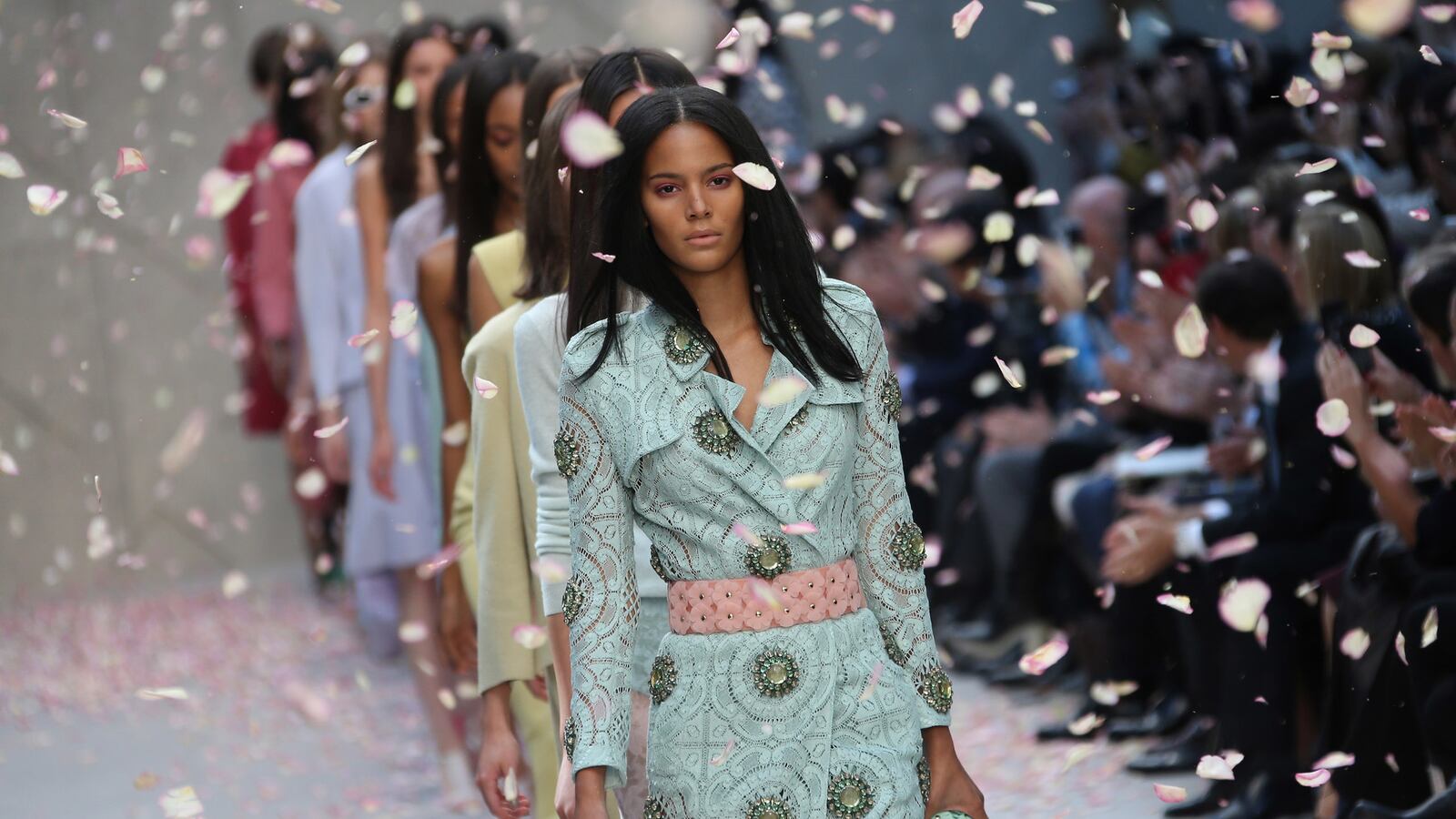 articles/2013/09/16/burberry-prorsum-spring-summer-2014-coming-up-roses0/130916-sykes-burberry-tease-embed_o4xg2j