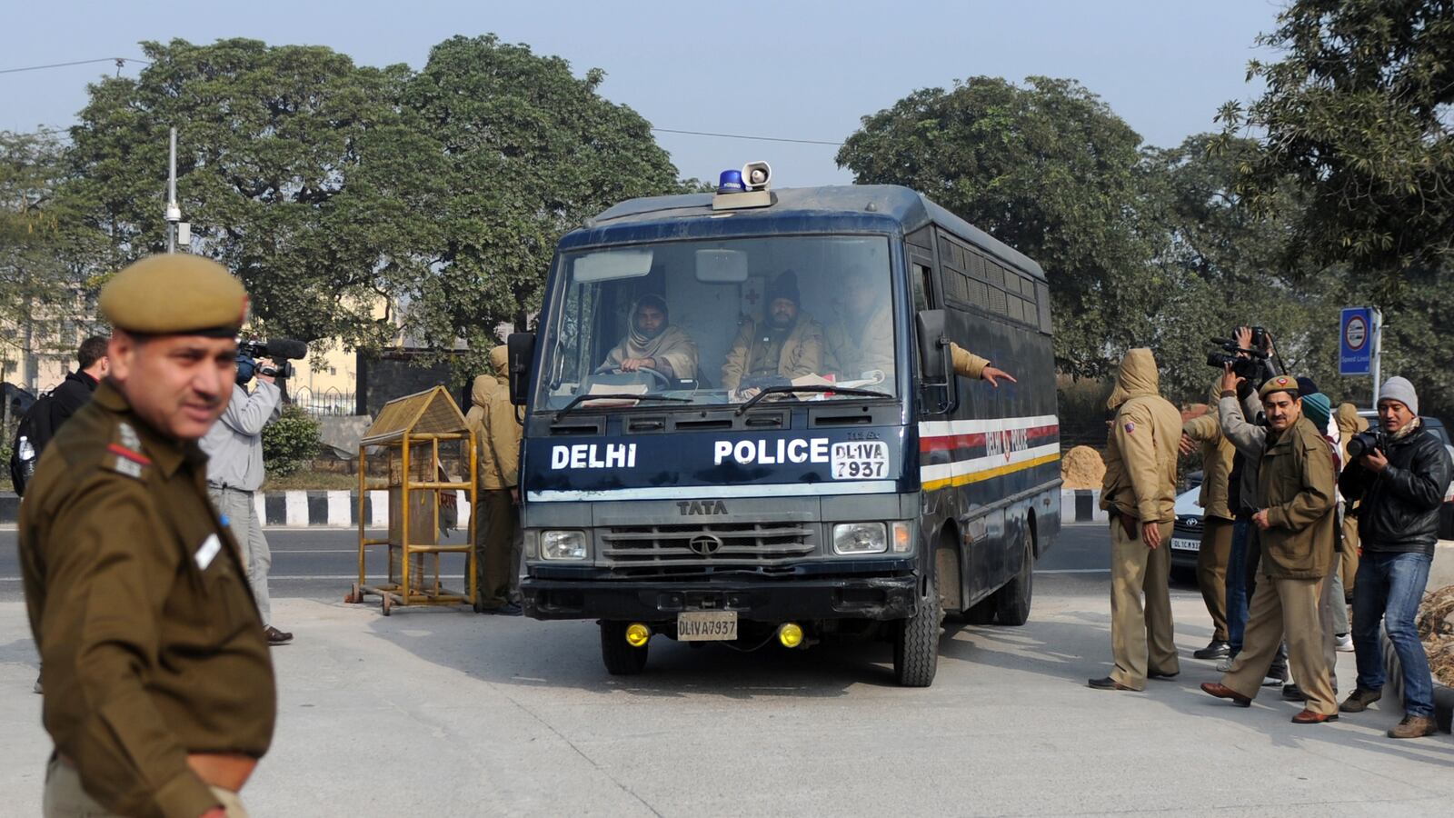 cheats/2013/01/07/delhi-rape-accused-arrive-in-court/india-rape-gang-arrives-court-cheat_lthzzo