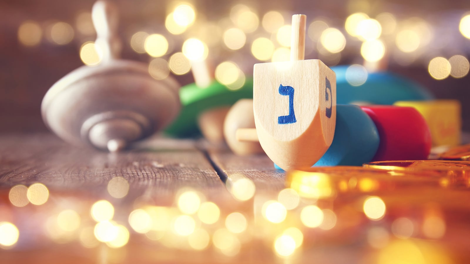 171215-moss-Hanukkah-tease_c3fozi