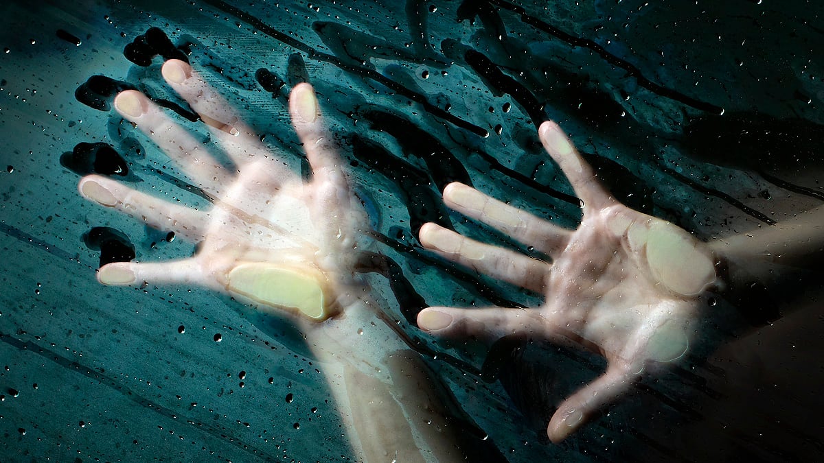 articles/2011/12/06/russian-girl-katia-popova-was-trapped-in-her-apartment-for-9-years/hands-trapped-cheat_aq4cv8