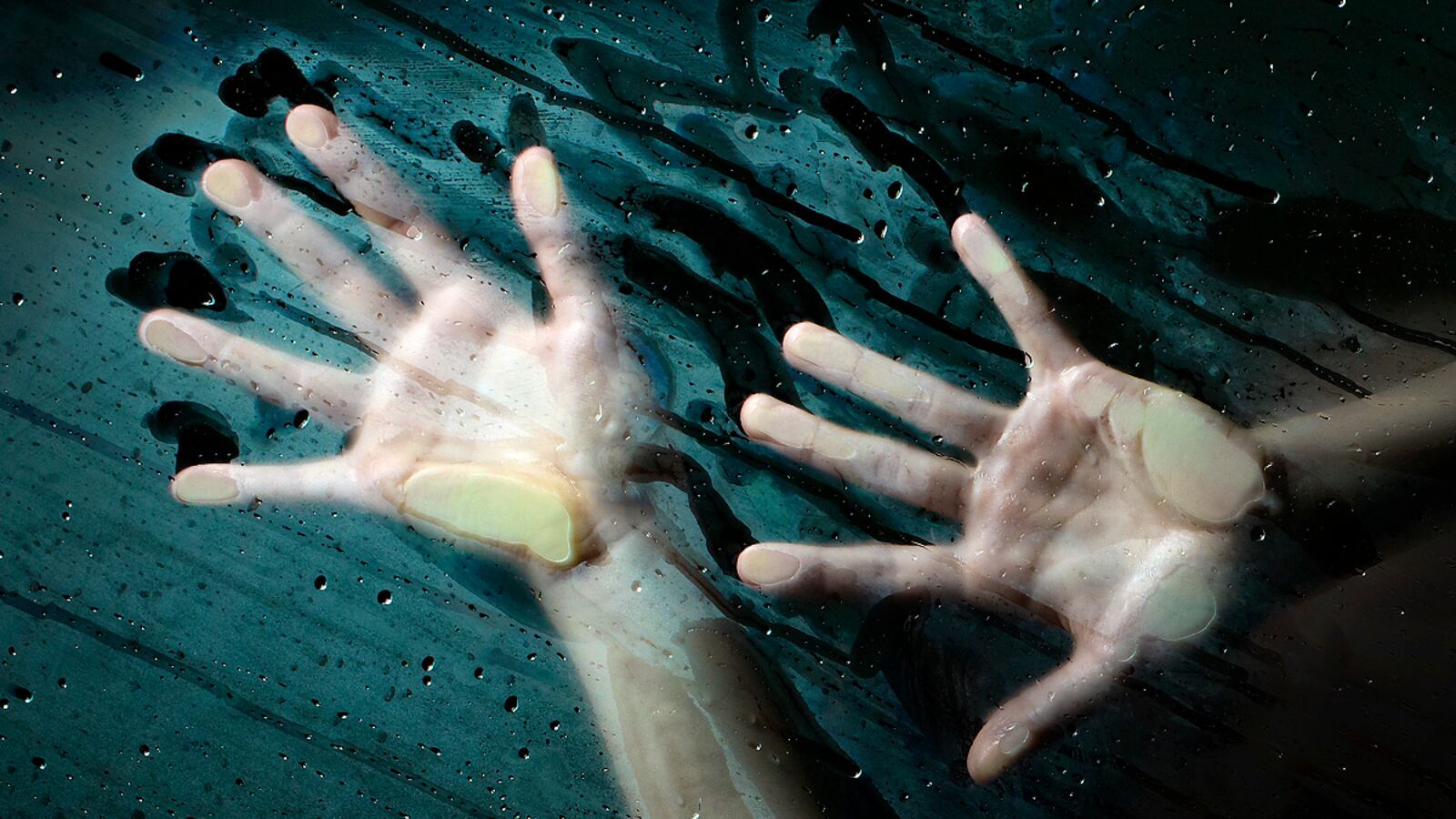 articles/2011/12/06/russian-girl-katia-popova-was-trapped-in-her-apartment-for-9-years/hands-trapped-cheat_aq4cv8