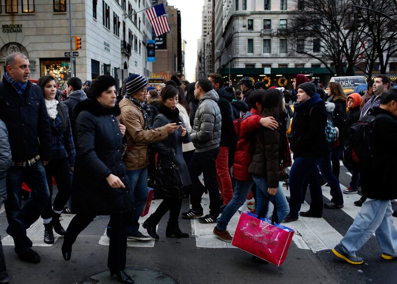 articles/2012/12/27/holiday-sales-disappoint-e-commerce-roars-ahead/holiday-shopping-tease_lnronm