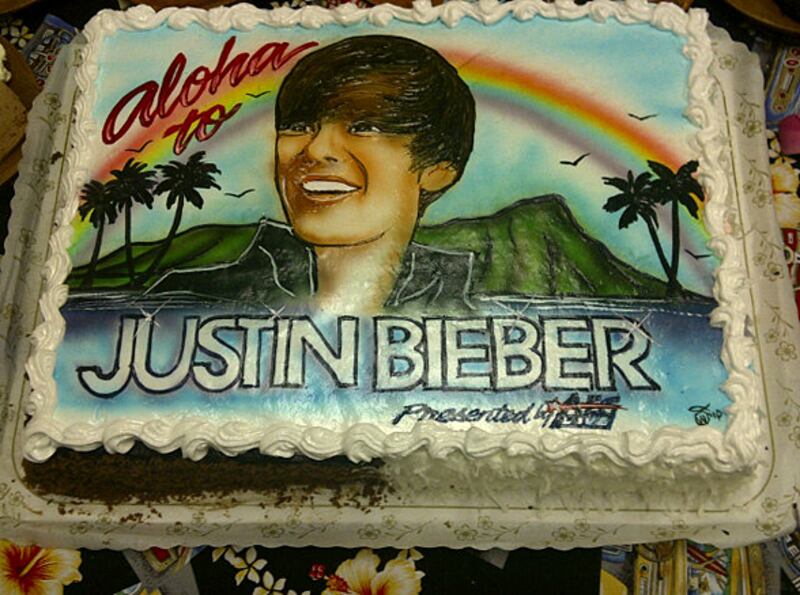 galleries/2010/10/14/celebrity-twitpics/twitpi1014---bieber_cd0tqz