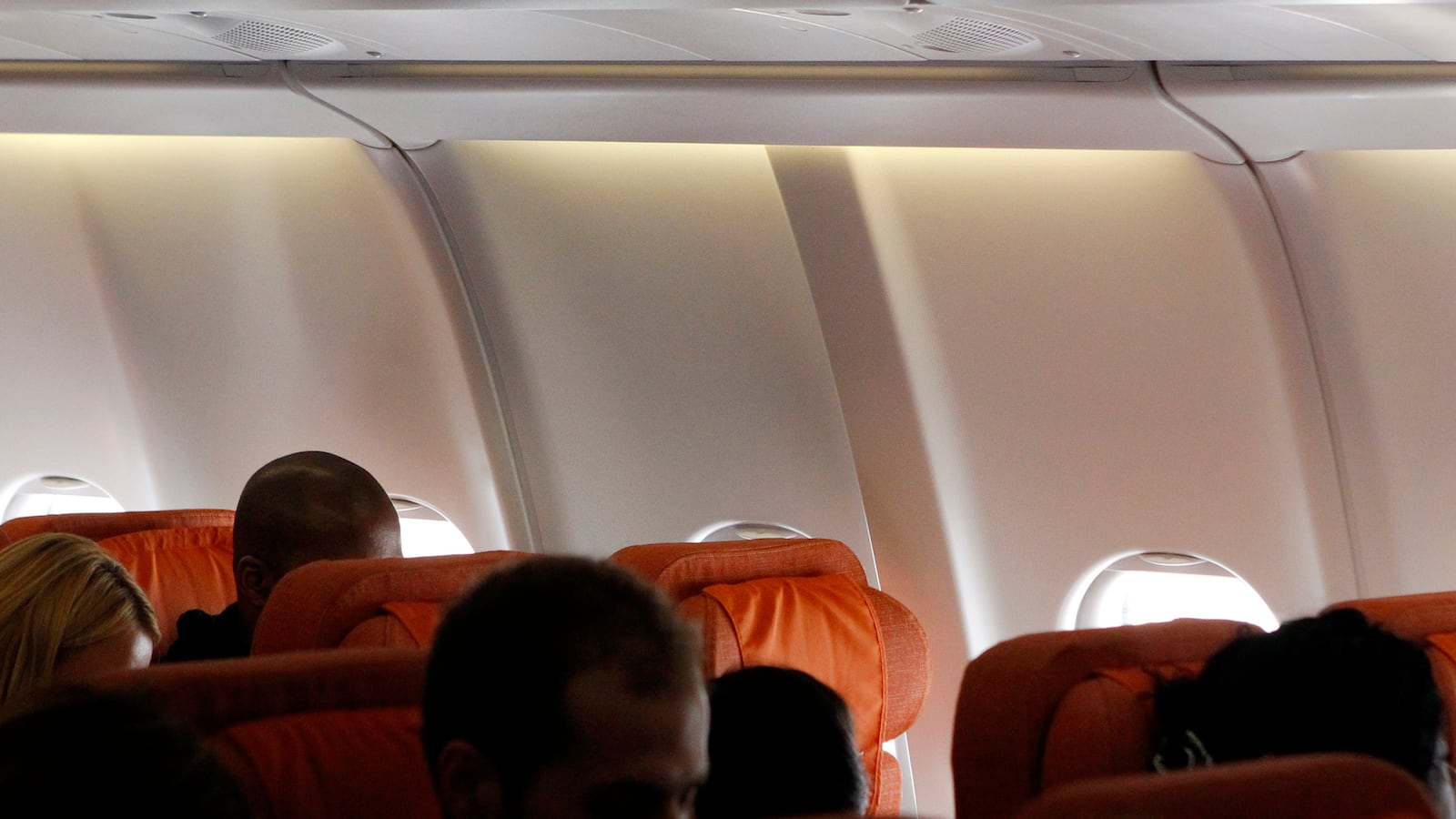 cheats/2014/08/26/knee-defender-sparks-plane-diversion/140826-passenger-fight-cheat_p3ohbd