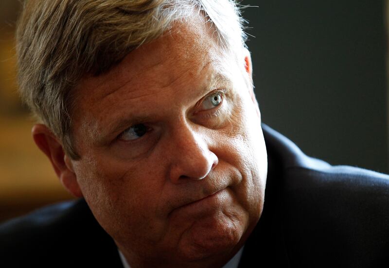 articles/2016/07/22/hillary-clinton-s-vice-presidential-moment-of-truth/160721-tomasky-clinton-vp-embed-tom-vilsack_vdlylj