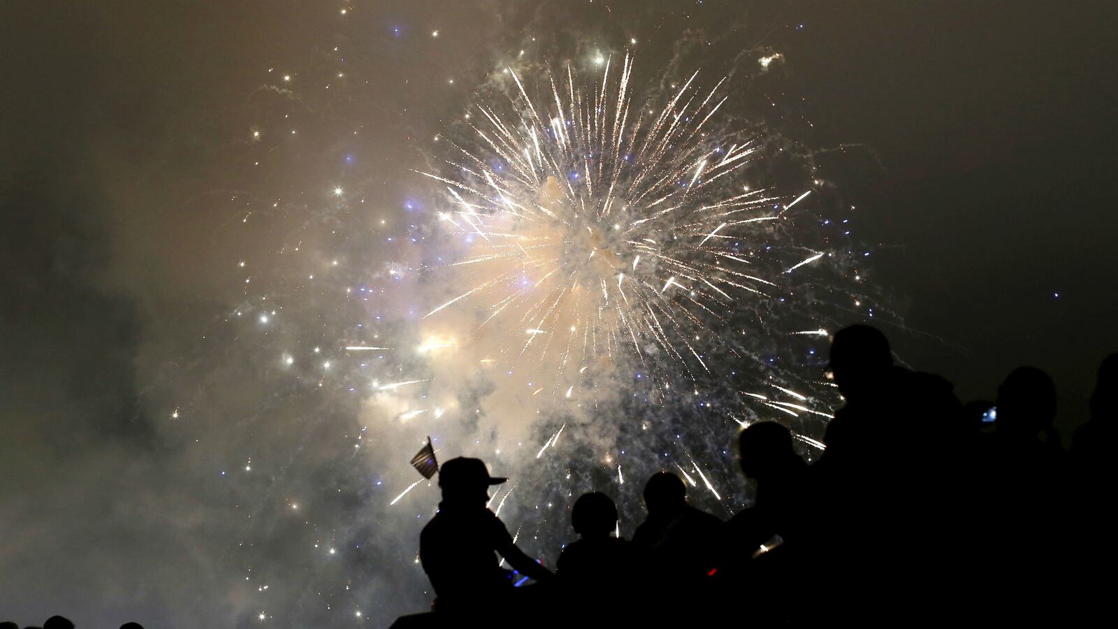 cheats/2015/07/05/man-sets-firework-off-his-head-and-dies/150705-fireworks-cheat_rljykc