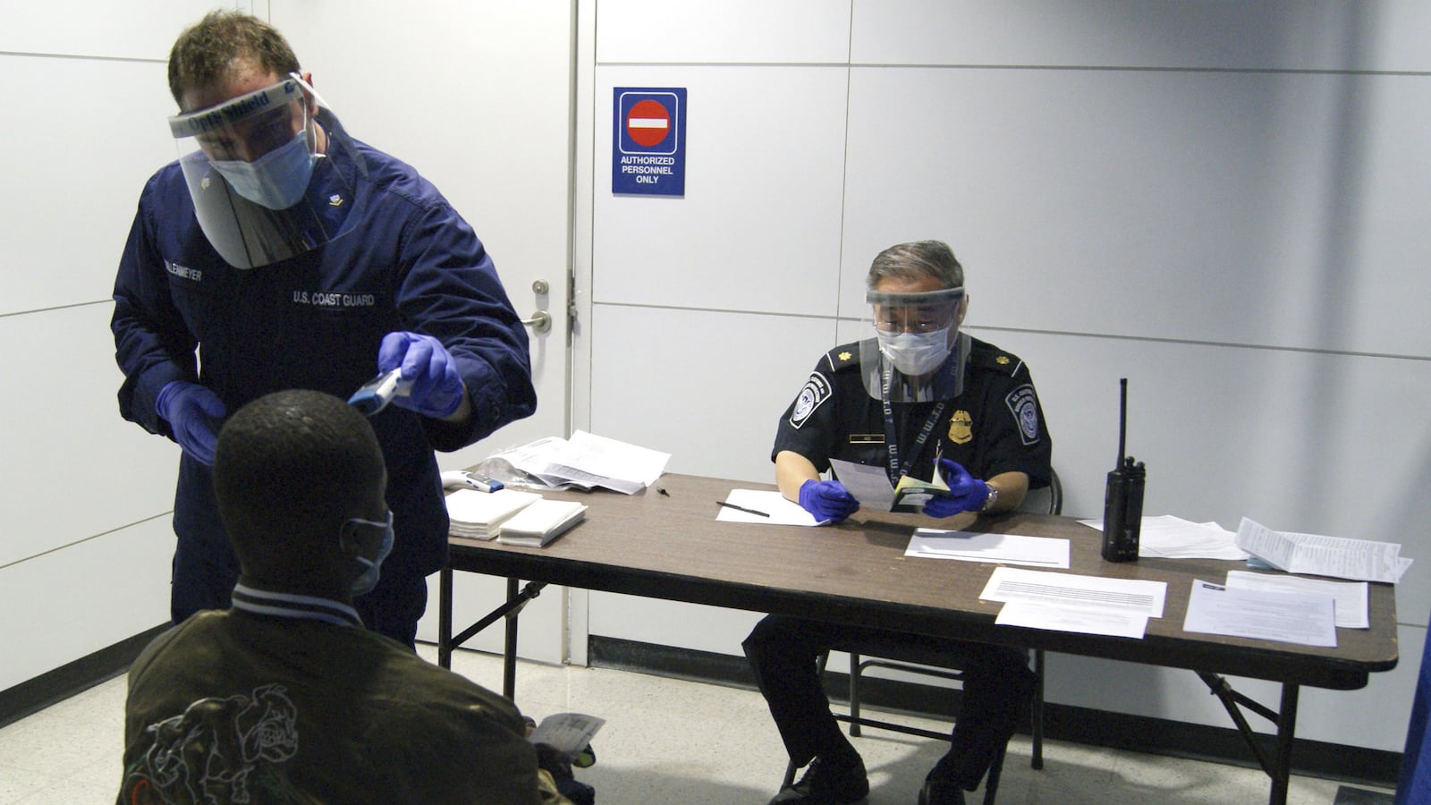 cheats/2014/10/31/airport-checks-find-few-ebola-cases/141031-airport-screening-cheat_p0z7cc