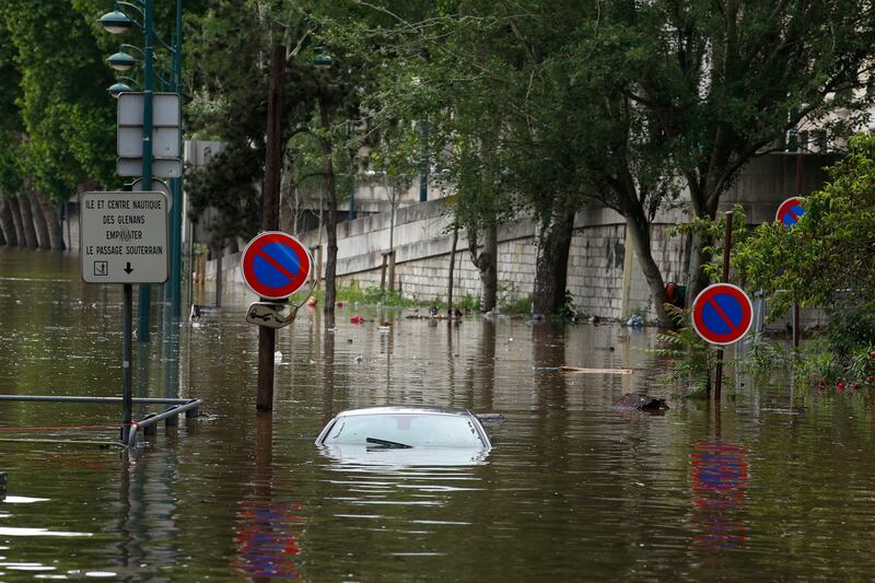 galleries/2016/06/03/the-city-of-light-underwater/160603-paris-flooding-10_foaajx
