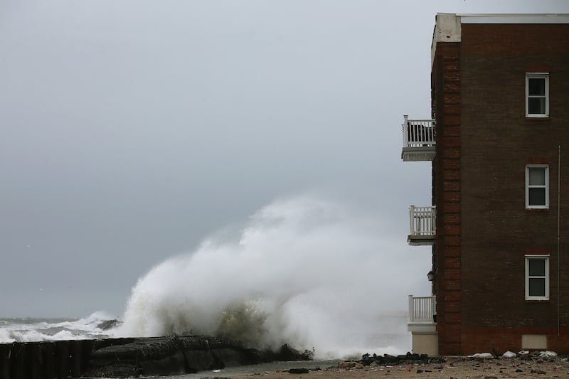 galleries/2015/01/26/blizzard-bears-down-on-northeast-photos/150126-winter-storm2_sawxta