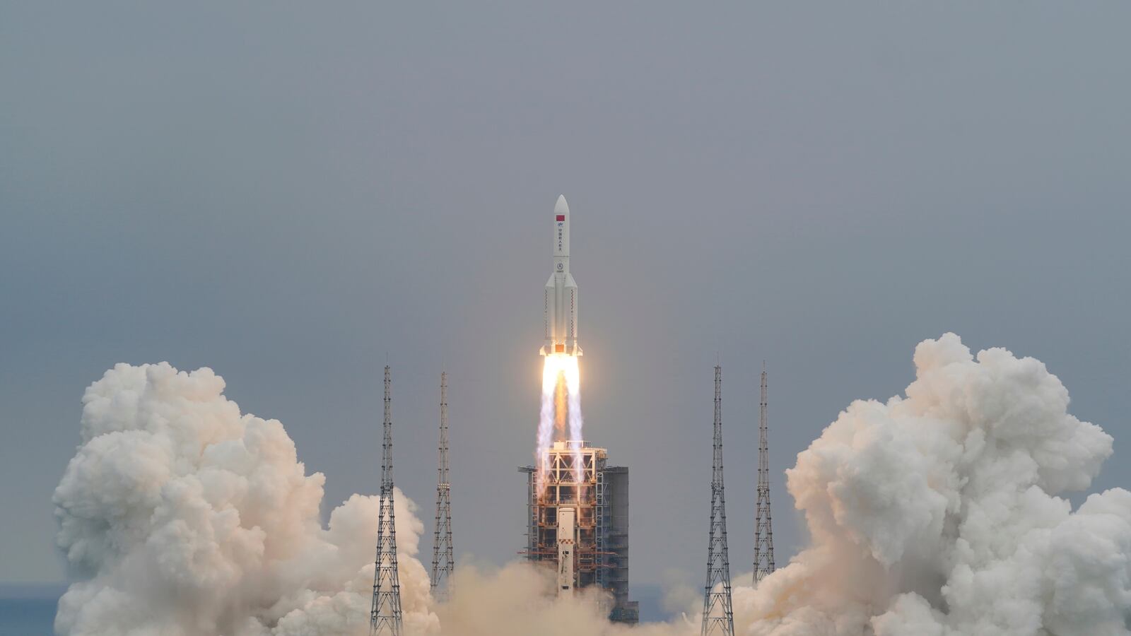 2021-05-07T094210Z_650766209_RC2XAN9G82AE_RTRMADP_3_SPACE-EXPLORATION-CHINA-ROCKET_xm7zgu