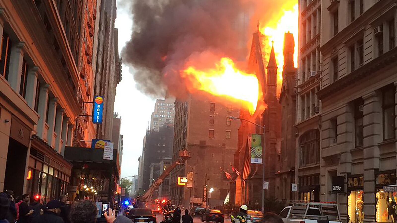 cheats/2016/05/01/massive-fire-breaks-out-at-nyc-church/160501-manhattan-church-fire-cheat_vgbisn