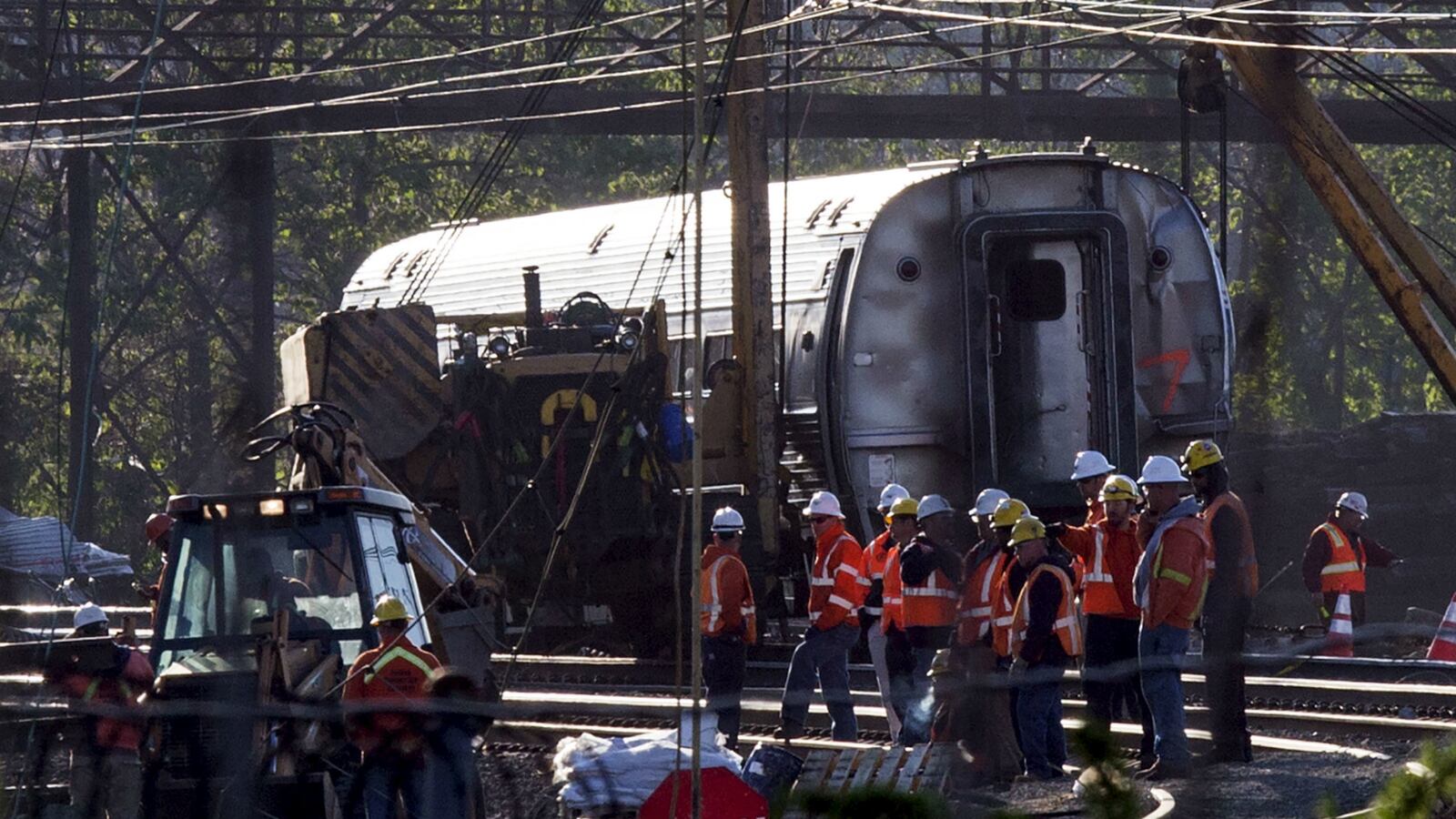 cheats/2015/05/26/amtrak-locomotives-to-get-cab-cameras/150526-amtrak-cheat_nxat3i