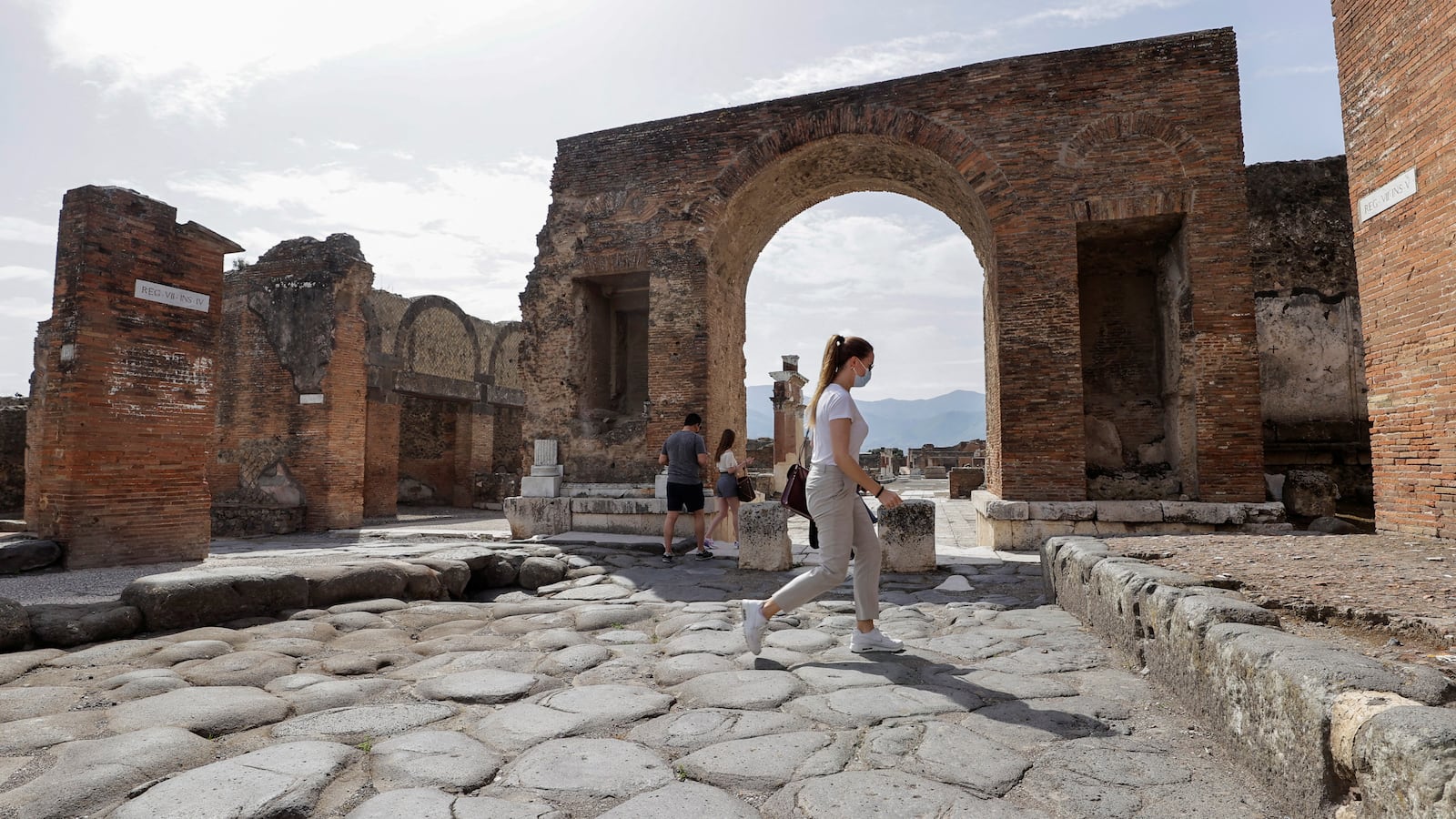 2021-04-27T000000Z_2033600354_RC2A4N9A4BWU_RTRMADP_3_HEALTH-CORONAVIRUS-ITALY-POMPEII_kffw7v