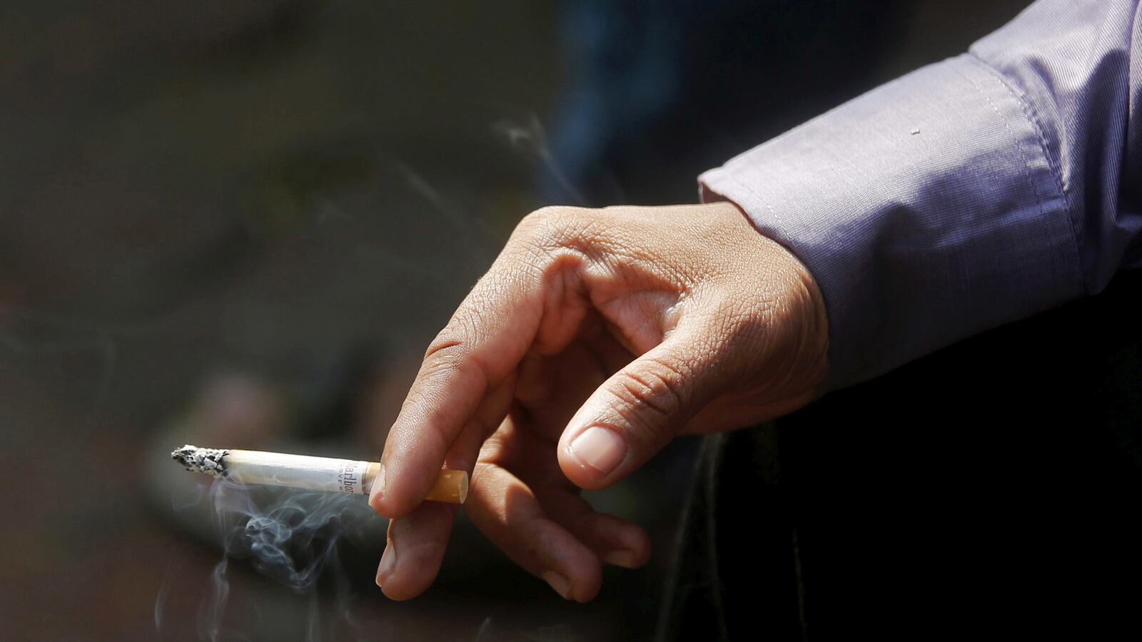 articles/2016/03/03/raising-the-smoking-age-to-21-saves-lives/160303-saunders-smoking-tease_cbh54c