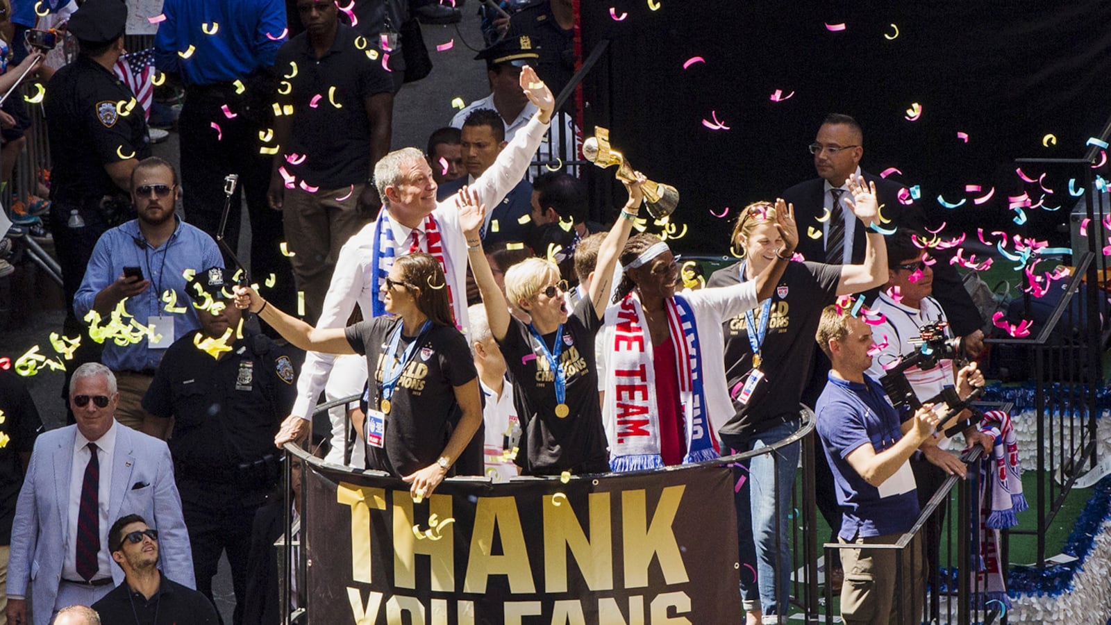 galleries/2015/07/10/u-s-women-s-soccer-team-become-the-first-women-in-the-canyon-of-heroes/150710-canyonofheroes-01_fgo5nt