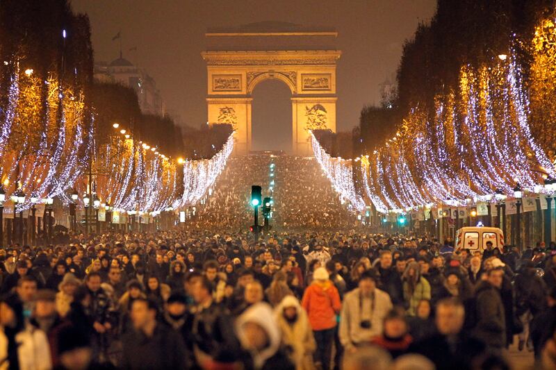 galleries/2010/12/31/new-years-celebrations-around-the-world/new-years---paris_mtwzhz