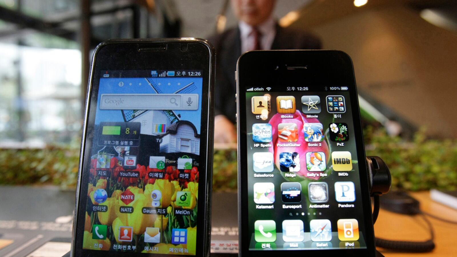 cheats/2011/08/24/apple-wins-europe-patent-war/apple-samsung-cheat_znzesr