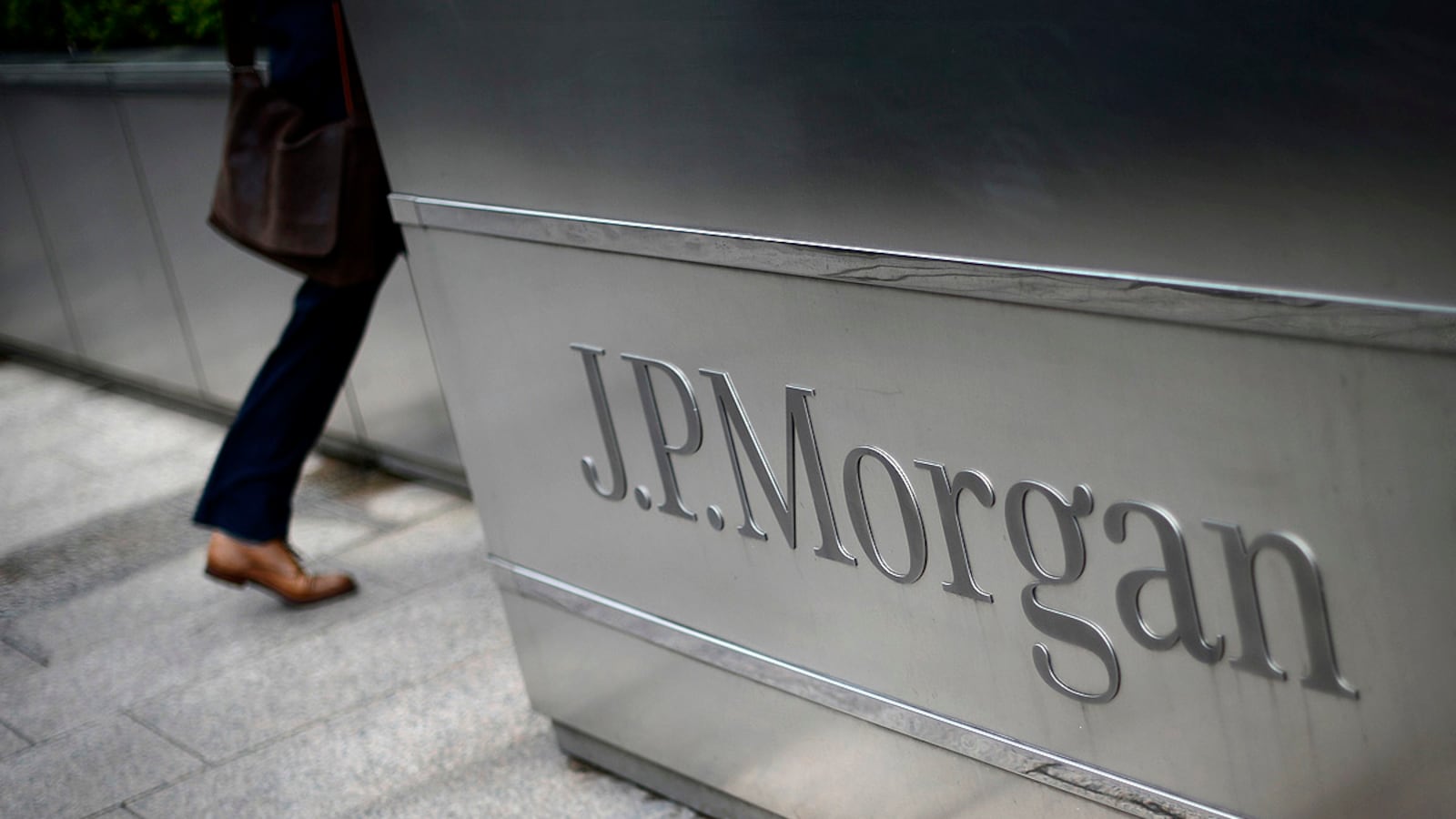 articles/2012/05/17/why-jpmorgan-chase-should-not-fear-fbi-probe/jp-morgan-chase-exec-ousted-box_iumpzl