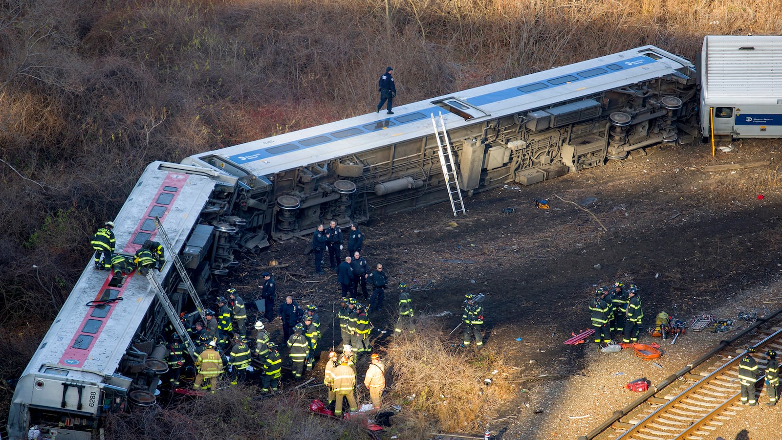 cheats/2013/12/01/passenger-train-derails-in-nyc/131201-metro-north_l00j61